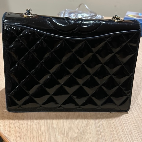 Vintage Chanel Black Quilted Patent leather Round top CC Flap Bag 1215c45 - Picture 2 of 16